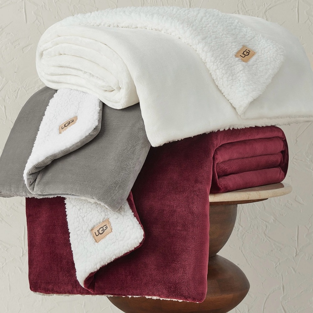 UGG Maroon and Cream Plush Throw, NEW sealed bag - Picture 4 of 7